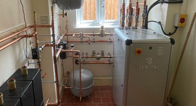 Cheltenham, UK: Eco-Friendly Heating Solution with Ground Source Master Therm AquaMaster 45 Inverter
